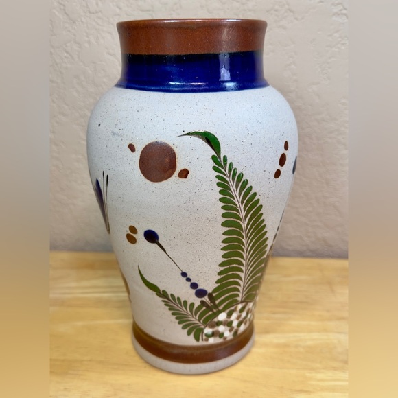 Tonala Mexican Pottery Vase Hand Painted Quail Butterfly Signed Mateos 8.75” - Picture 10 of 16